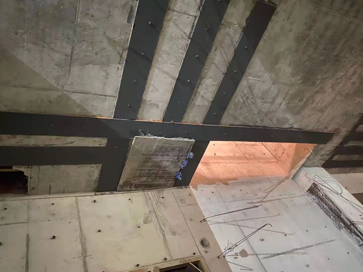瓦房店楼板开洞用粘钢加固还是碳纤维布加固